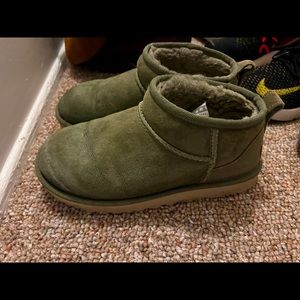 Burnt Olive green UGG BOOT great condition with a gray shoe bag